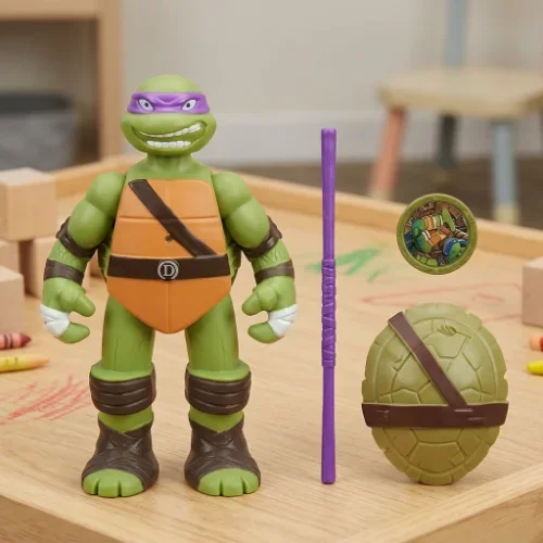 Figura nindža kornjače Mikelanđela sa nunčakama na beloj pozadini