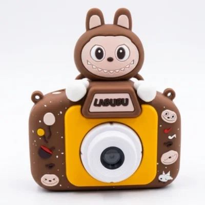 fotoaparat-za-decu-labubu-braon-sa-gumenom-maskom-2 Labubu fotoaparat za decu braon boje sa objektivom i ekranom