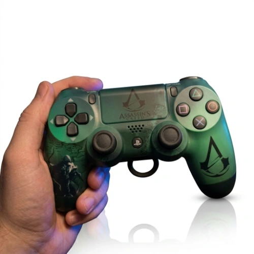 Zadnja strana PS4 džojstika sa trigerima i ulazom za punjenje