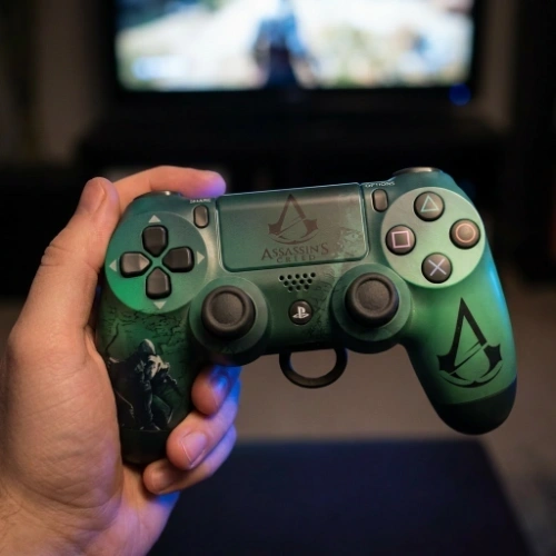 Bezični kontroler za PS4 sa Assassin logotipom na touch pad-u