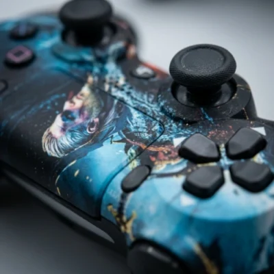 ps4-bezicni-dzojstik-geralt-of-rivia-stil-witcher-dizajn-4 PS4 bežični džojstik – Geralt of Rivia Stil Witcher dizajn