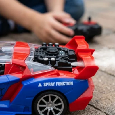 Zadnji deo Spiderman auta sa svetlećim dimom i malim spojlerom