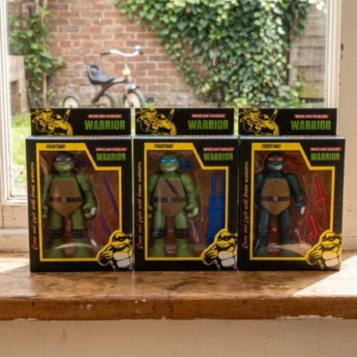 Nindža kornjače figurica Donatelo sa ljubičastom maskom i bō štapovima