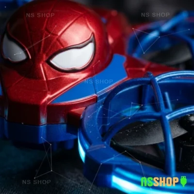 Mini dron iznad rukavice