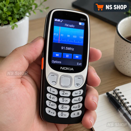 nokia-3210-fm-radio-u-ruci Nokia 3210 u ruci sa uključenim FM radiom i fizičkom tastaturom